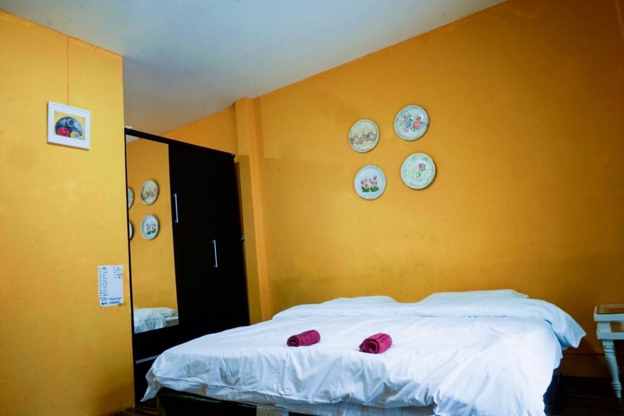 Chongrak Guesthouse เชียงใหม่ ภายนอก รูปภาพ